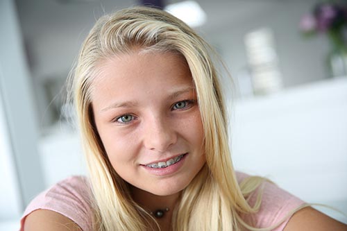 kind met metalen beugel